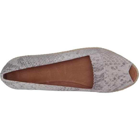 Gentle Souls by Kenneth Cole Women's Luci Ruffle A-line Peep Toe Wedge Sandals - Picture 3 of 11